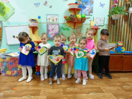 «ПОЗДРАВЛЯЕМ МАМ СВОИХ...» «ПОЗДРАВЛЯЕМ МАМ СВОИХ...».